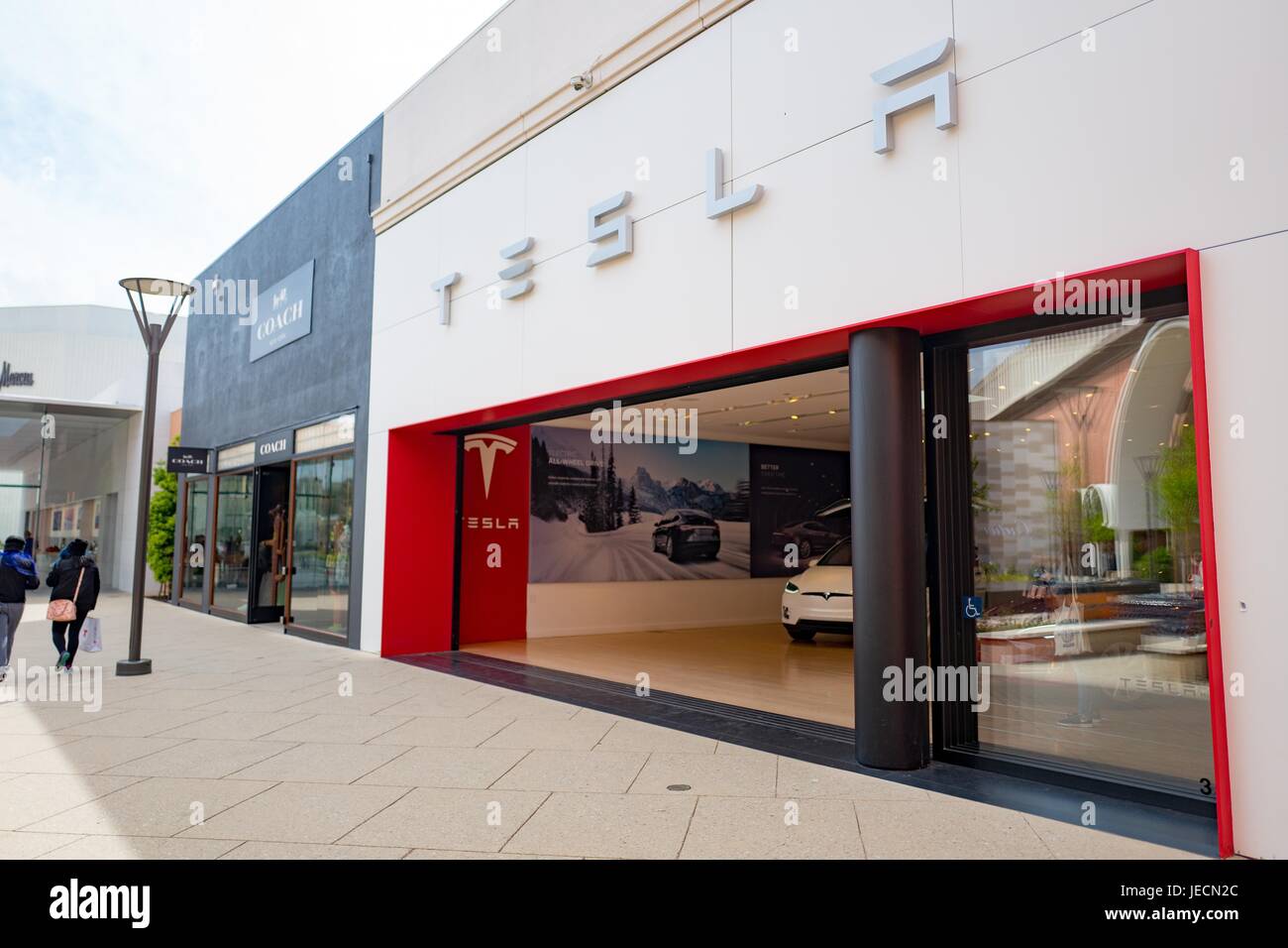 Almacenar para la armadora Tesla Motors en el Stanford Shopping Center, un exclusivo centro comercial al aire libre en la ciudad de Silicon Valley de Stanford, California, 7 de abril de 2017. Foto de stock
