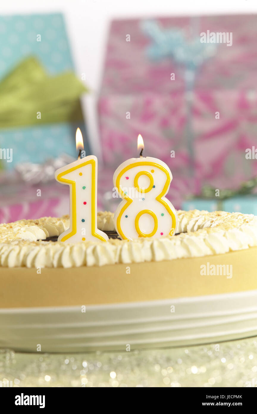Pastel de cumpleaños, skyers, de 18 años, de edad, presenta, de cumpleaños, tartas, pasteles, tortas, cumpleaños skyers crema, número, quemar, cumpleaños, celebrar cumpleaños, sorpresa, regalos envueltos, Studio 18, mayoría