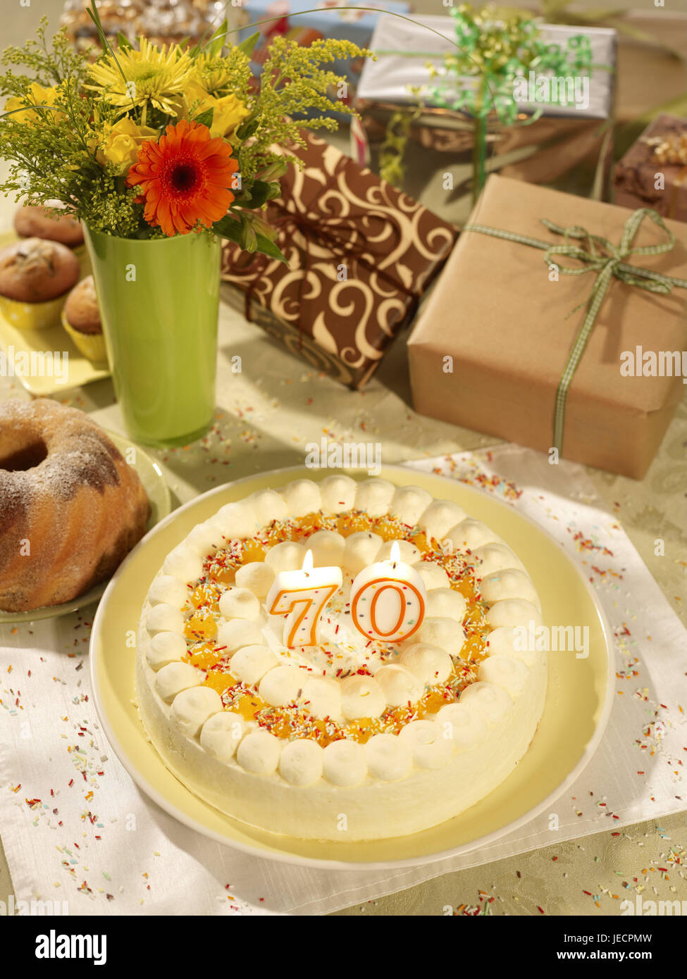 Pastel de cumpleaños 70 setenta fotografías e imágenes de alta resolución -  Alamy