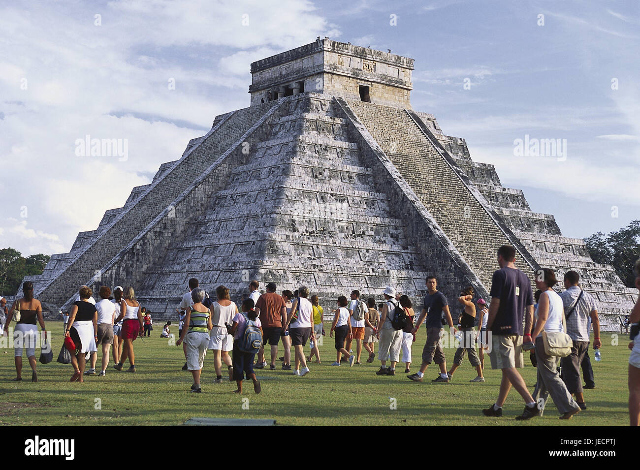 México, en la península de Yucatán, Chichén Itzá, pirámide, turístico, América  Central, el destino, el lugar de interés de la ciudad, el templo, la ruina,  la ruina sitio Maya, cultura, turismo, persona,