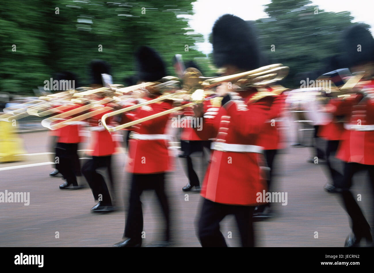 Gran Bretaña, Londres, el Palacio de Buckingham, despierto dinero clave, banda, Blur, Inglaterra, capitales, personas, hombres, guardias, la guardia real, guardia, soldado, hombres, uniformes, ir, movimiento, marchando en el paso, ceremonia, tradición, guardias, despierto soldado, músico, músico militar, banda militar, banda, atracción, atracción turística, lugar de interés, icono, la disciplina, el orgullo, el orden, la representación, Foto de stock