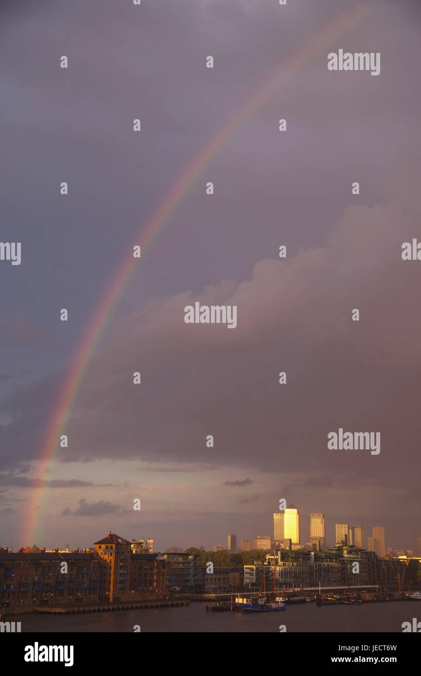 Londres, Inglaterra, el país de dock, dock país horizonte, el Támesis, Rainbow, ciudad, Arquitectura, edificio, rascacielos, rascacielos, edificio de oficinas, centro de negocios, financiero, financieros, Río Cuarto, buques, el tráfico de buques, embarcaderos, atardecer, noche, posluminiscencia, sky, rojo Foto de stock