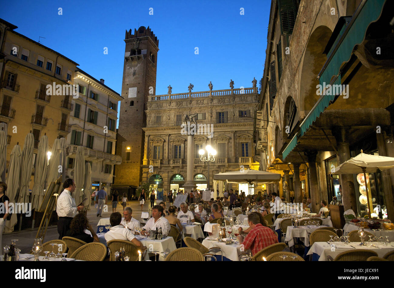 Italia, Venecia, Verona, Piazza depresión heredero en la noche, los huéspedes en restaurantes, Foto de stock