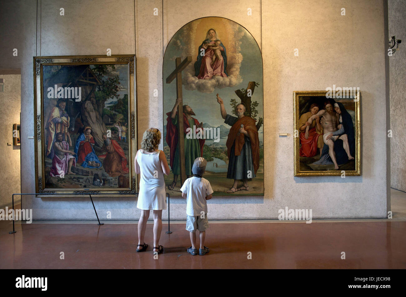 Italia, Venecia, Verona, museo de Castelvecchio, dos personas, mirar imágenes, Foto de stock