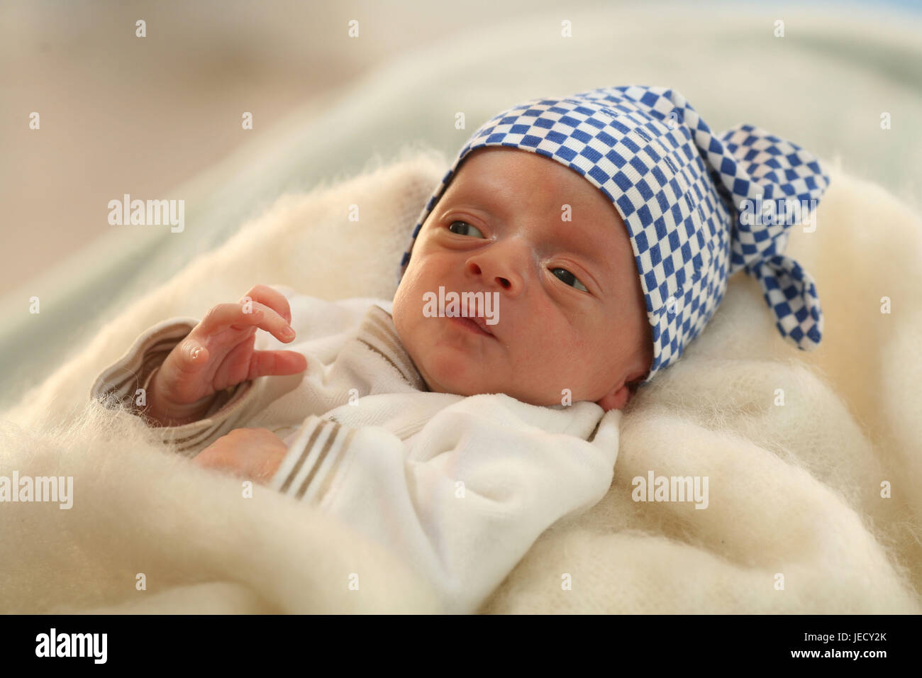 Bebé recién nacido, 1 semana, gorras, reproducción facial Fotografía de  stock - Alamy