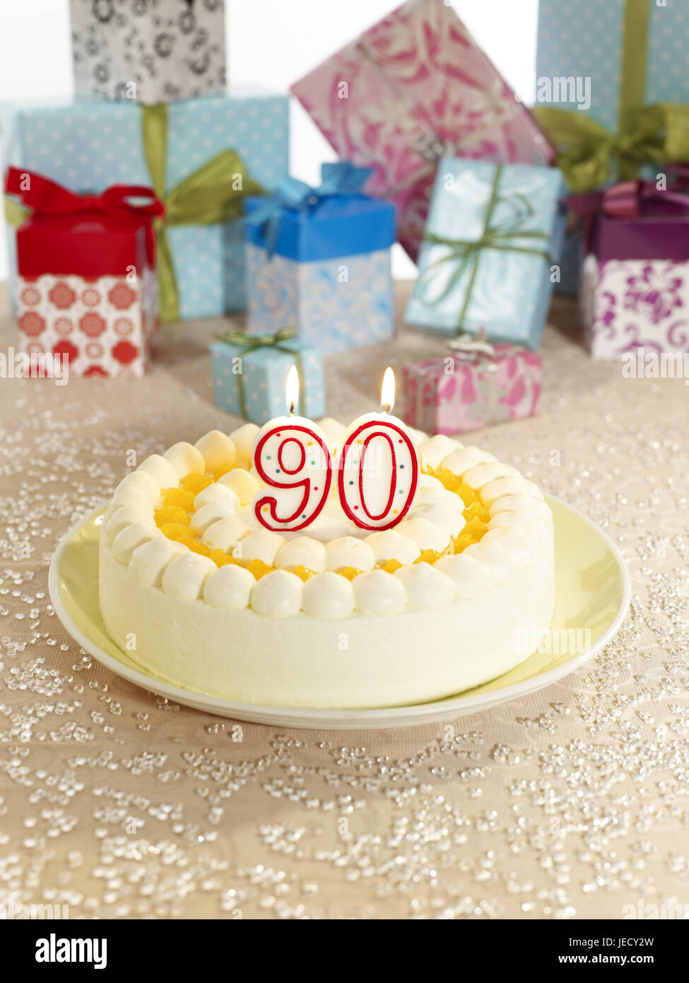 Pastel para nonagésimo cumpleaños fotografías e imágenes de alta resolución  - Alamy