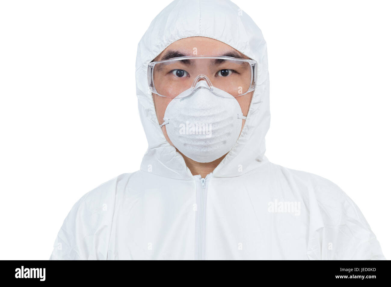 Científico chino asiático en ropa de protección con gafas y mascarilla aisladas en fondo blanco. Foto de stock