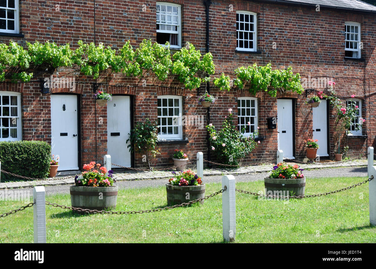 Casas adosadas en Little Missenden Bucks - Village Green - roses ronda las puertas - Victorian - ladrillo - sol de verano Foto de stock