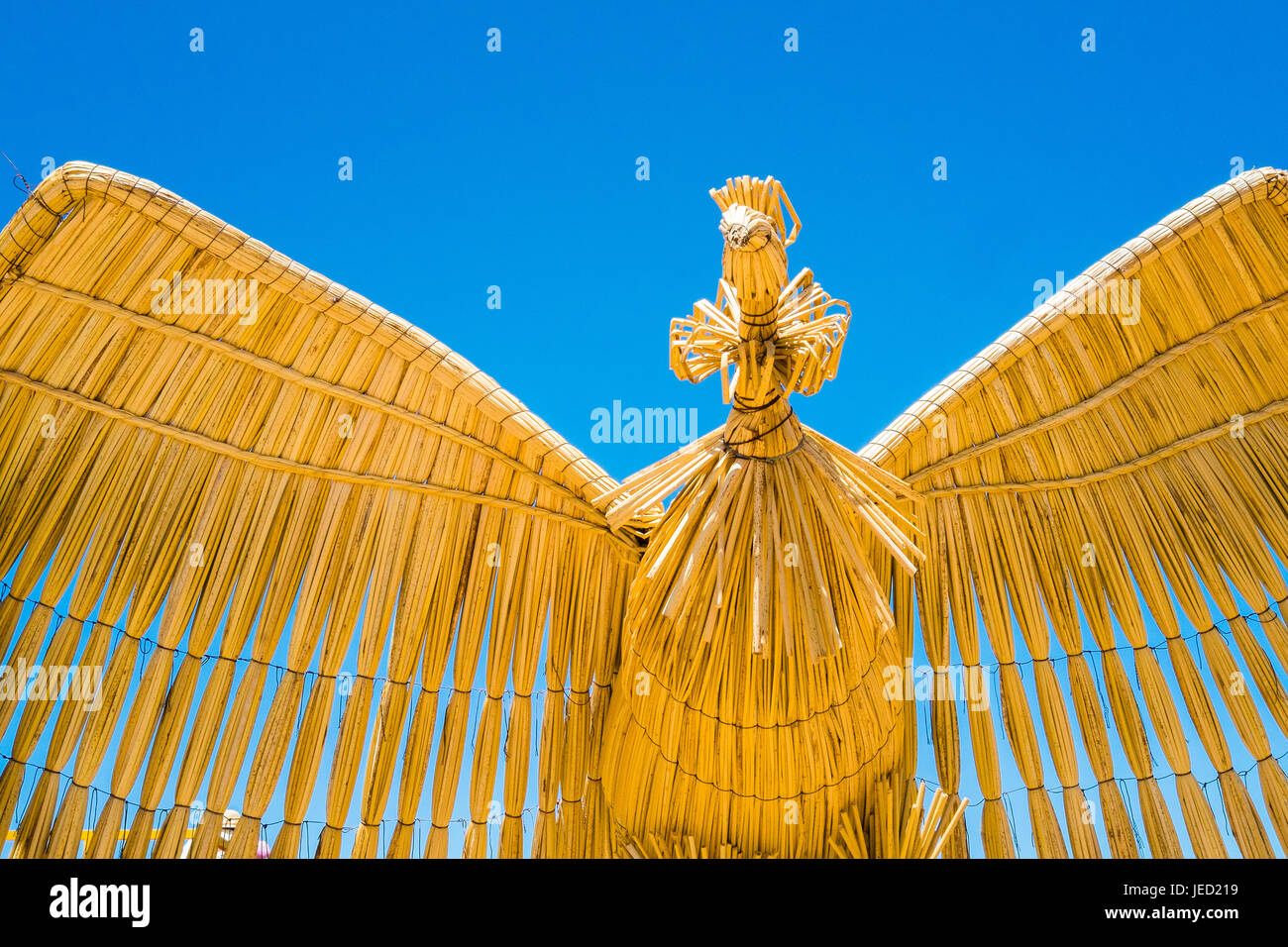 Las artesanías hechas de caña en la isla flotante de los Uros, Puno, Perú Foto de stock