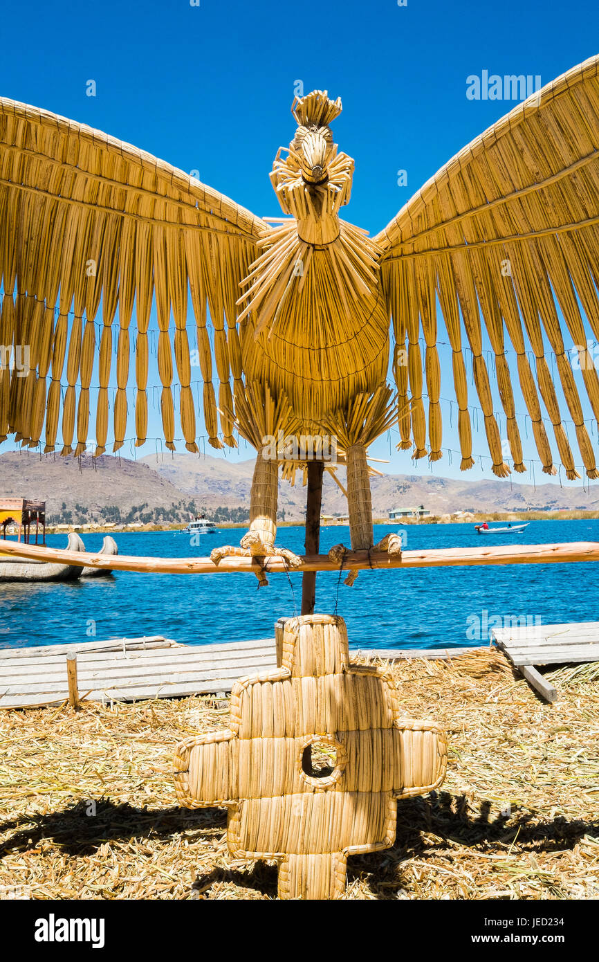 Las artesanías hechas de caña en la isla flotante de los Uros, Puno, Perú Foto de stock