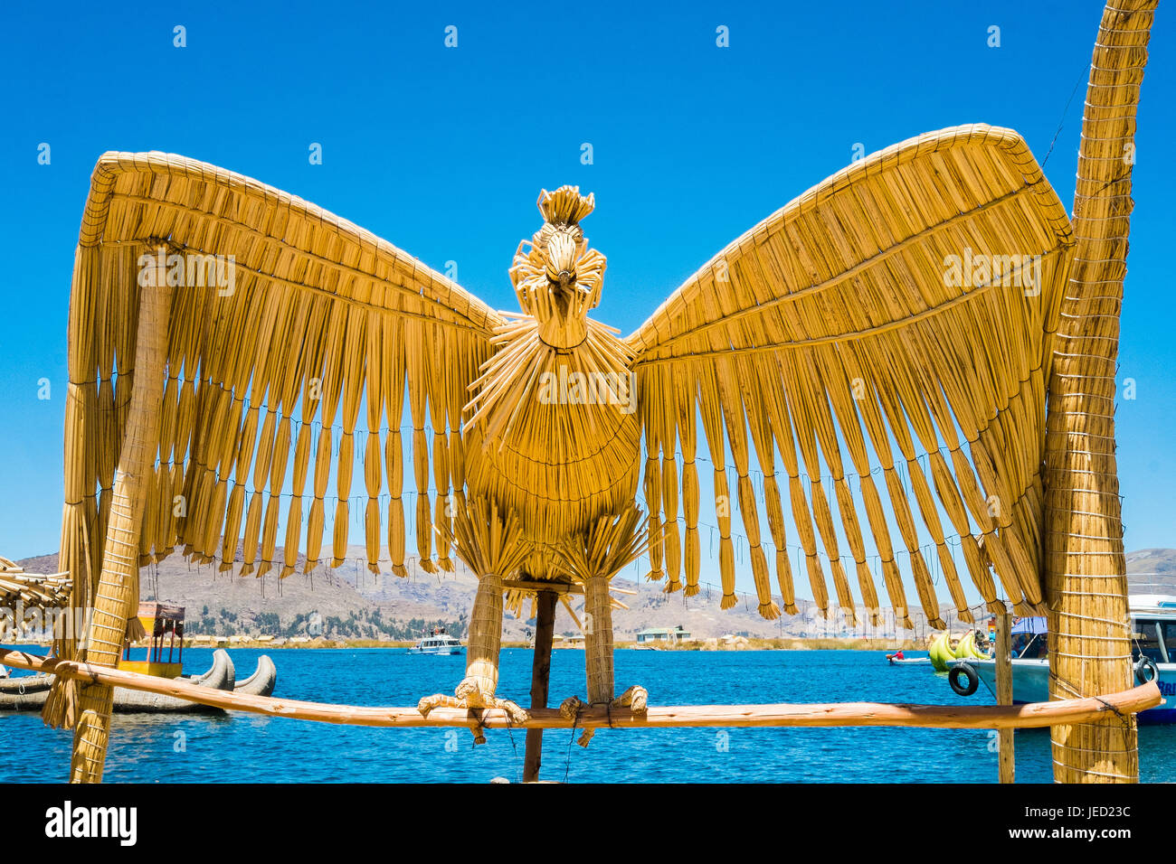 Las artesanías hechas de caña en la isla flotante de los Uros, Puno, Perú Foto de stock