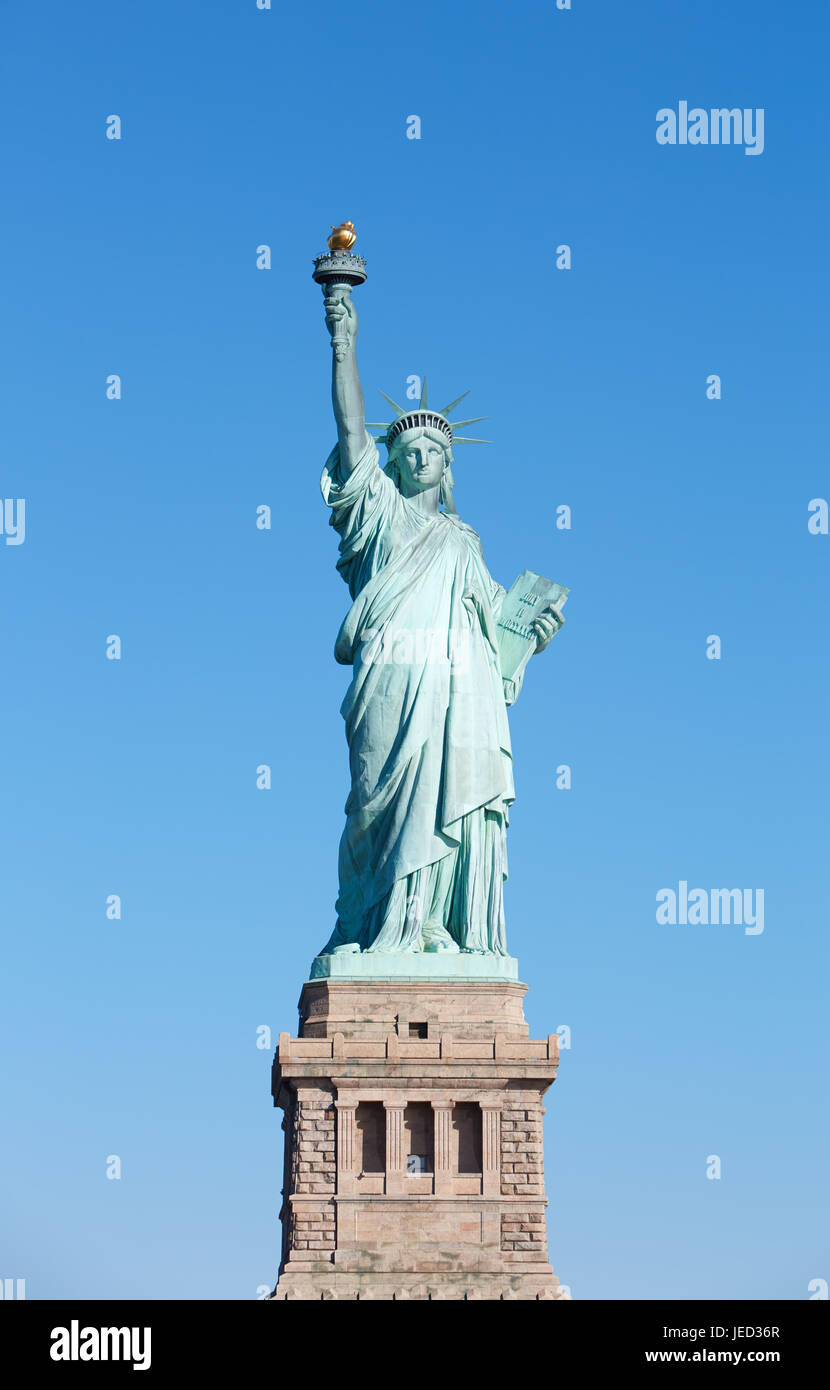 Con pedestal de la estatua de la Libertad en Nueva York, el azul claro del cielo en un día soleado, trazado de recorte Foto de stock
