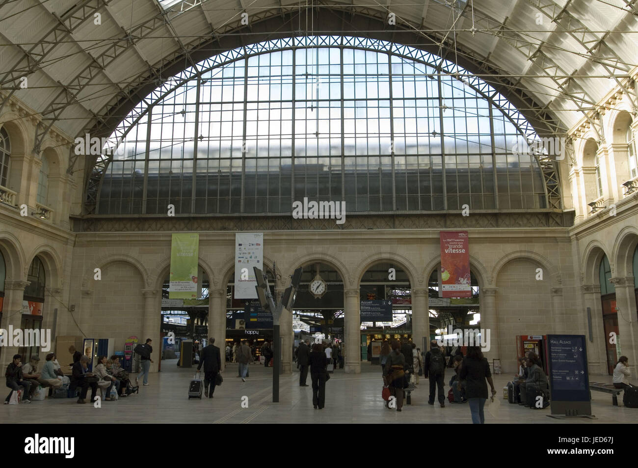 Francia, Paris, estación de ferrocarril, "Uno de l' Estonio, hall principal, viajeros, ningún modelo de liberación, Foto de stock