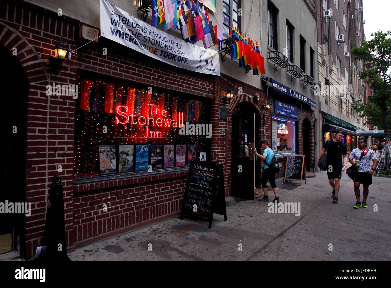Nueva York, Estados Unidos. El 23 de junio, 2017. El Stonewall Inn en New York's Greenwich Village donde el movimiento del orgullo Gay nació, tras una serie de manifestaciones en respuesta a una redada policial de la barra en 1969. Las personas se están volcando hacia el sitio, que ahora es un monumento nacional, como eventos marcha del Orgullo Gay en la Ciudad de Nueva York este fin de semana, incluido el domingo la marcha del orgullo. Crédito: Adam Stoltman/Alamy Live News Foto de stock