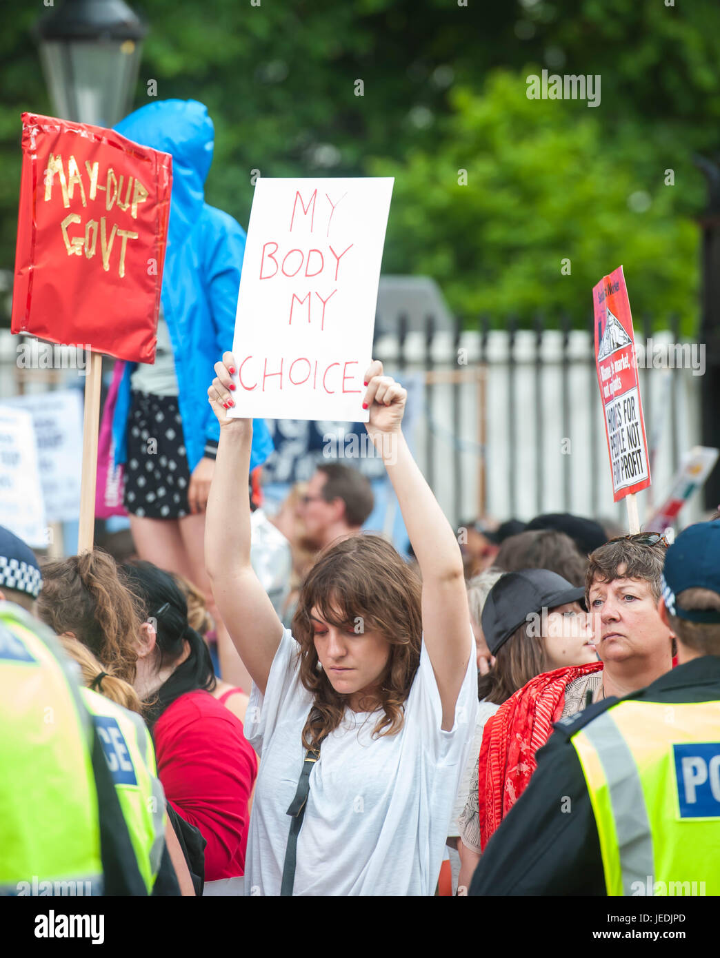 Londres, Reino Unido. El 25 de junio de 2017. Marcha de protesta organizada en oposición a la DUP y los Tory acuerdo de trabajo. La marcha también se arregla para soporte de voz para el derecho al acceso al aborto en Irlanda del Norte. Michael Tubi / Alamy Live News Foto de stock