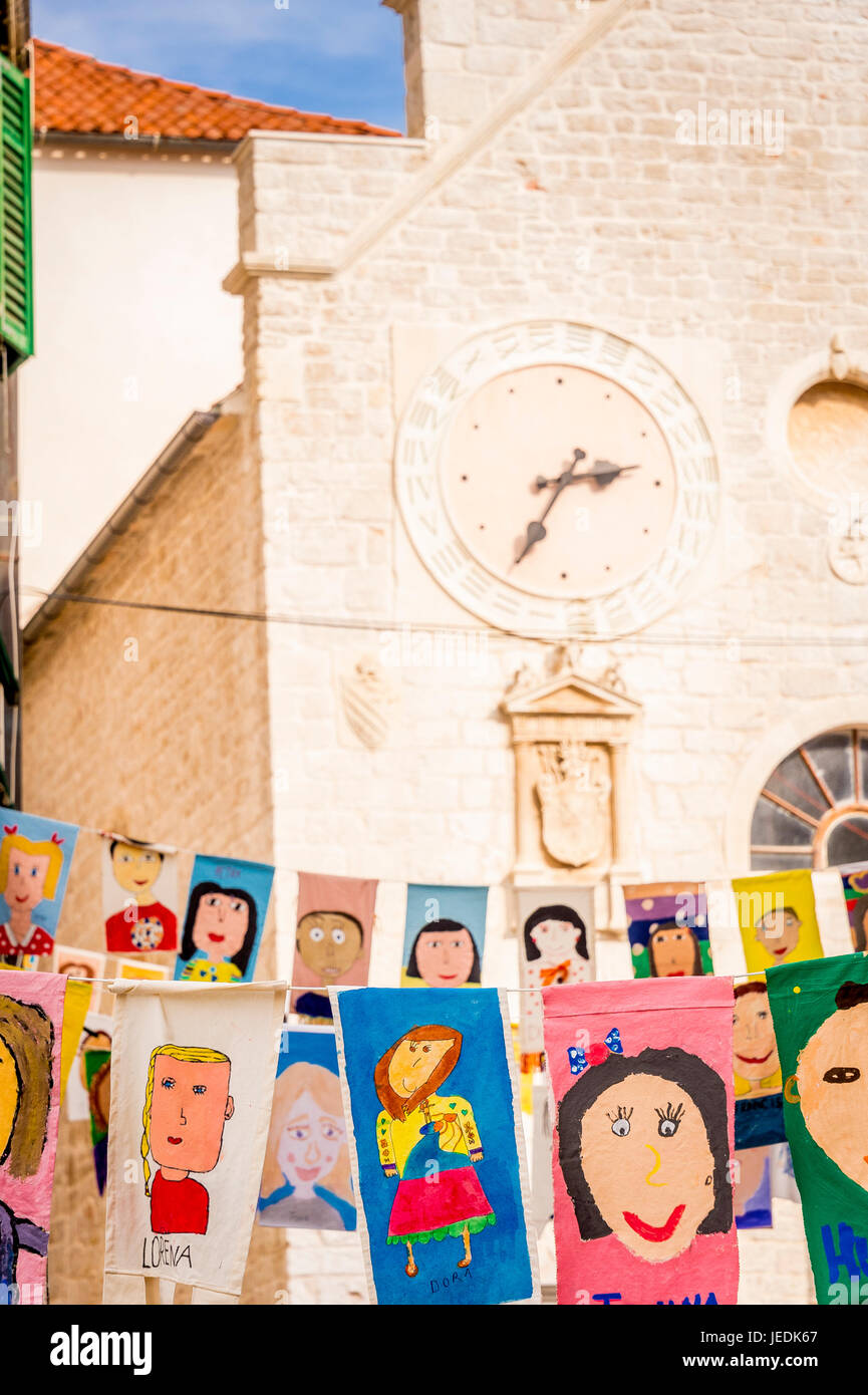 Las pinturas bordean las calles de la ciudad vieja de Sibenik, Croacia, para el 57º Festival Internacional de la Infancia que se llevó a cabo del 17 de junio al 01 de julio de 17 Foto de stock