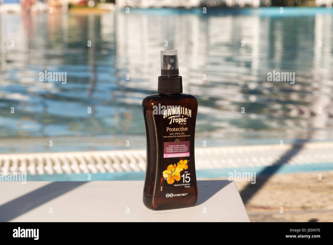 Una botella de aceite de bronceado Hawaiian Tropic junto a una piscina el  hotel Meliá Cayo Coco, Cayo Coco, Cuba Fotografía de stock - Alamy