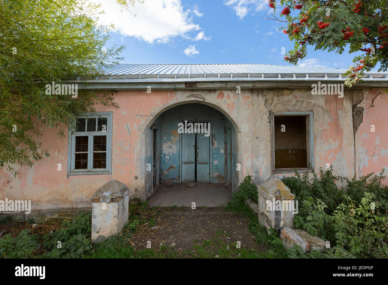Antigua casa abandonada en Georgia, el Cáucaso. Foto de stock