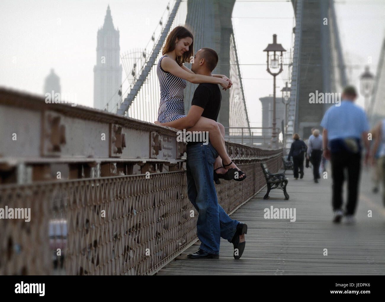 Pareja joven sobre el puente de Brooklyn, un abrazo. Brooklyn, Nueva York, EEUU. 18, 19, 20, 21, 24, 25 años, años, Foto de stock
