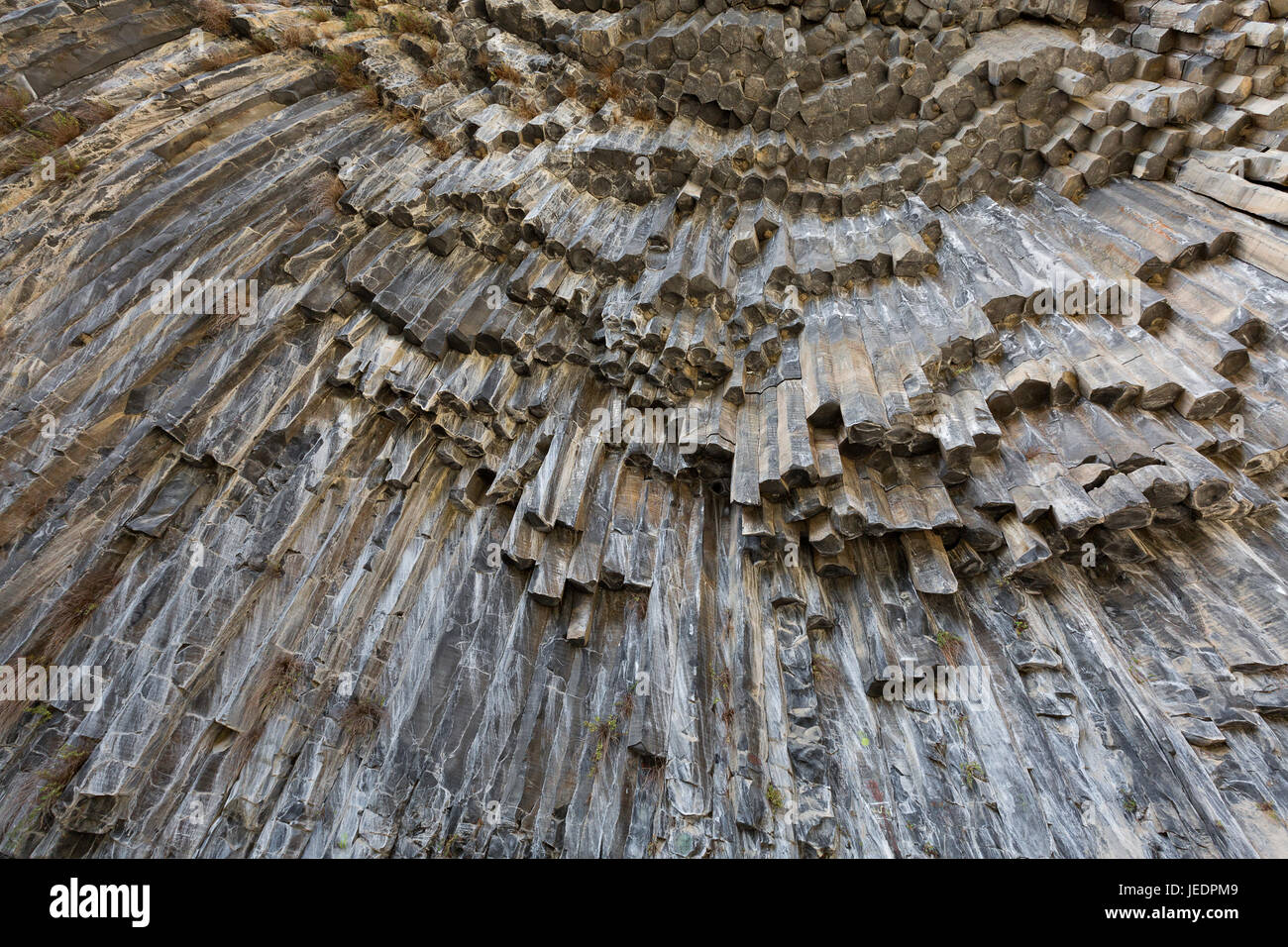 Formaciones de roca basáltica conocida como la Sinfonía de piedras en Armenia. Foto de stock