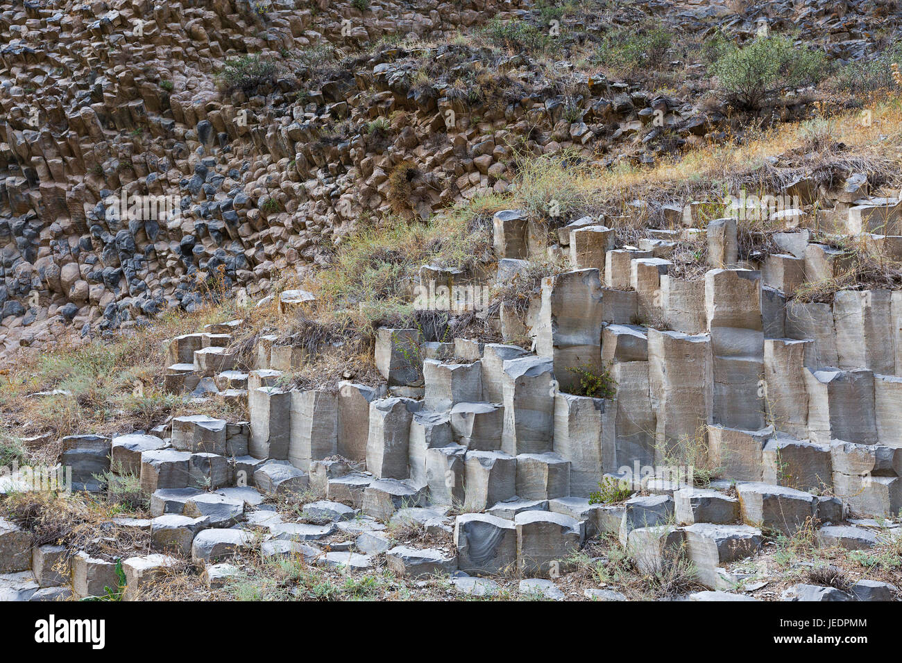 Formaciones de roca basáltica conocida como la Sinfonía de piedras en Armenia. Foto de stock