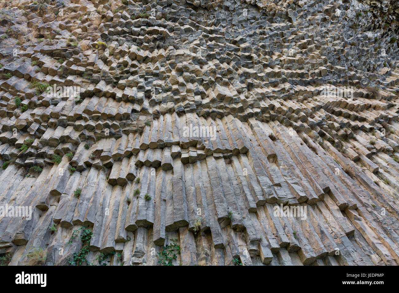 Formaciones de roca basáltica conocida como la Sinfonía de piedras en Armenia. Foto de stock