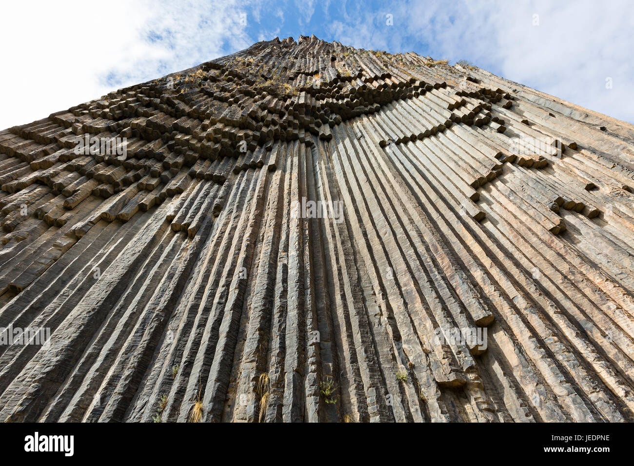 Formaciones de roca basáltica conocida como la Sinfonía de piedras en Armenia. Foto de stock