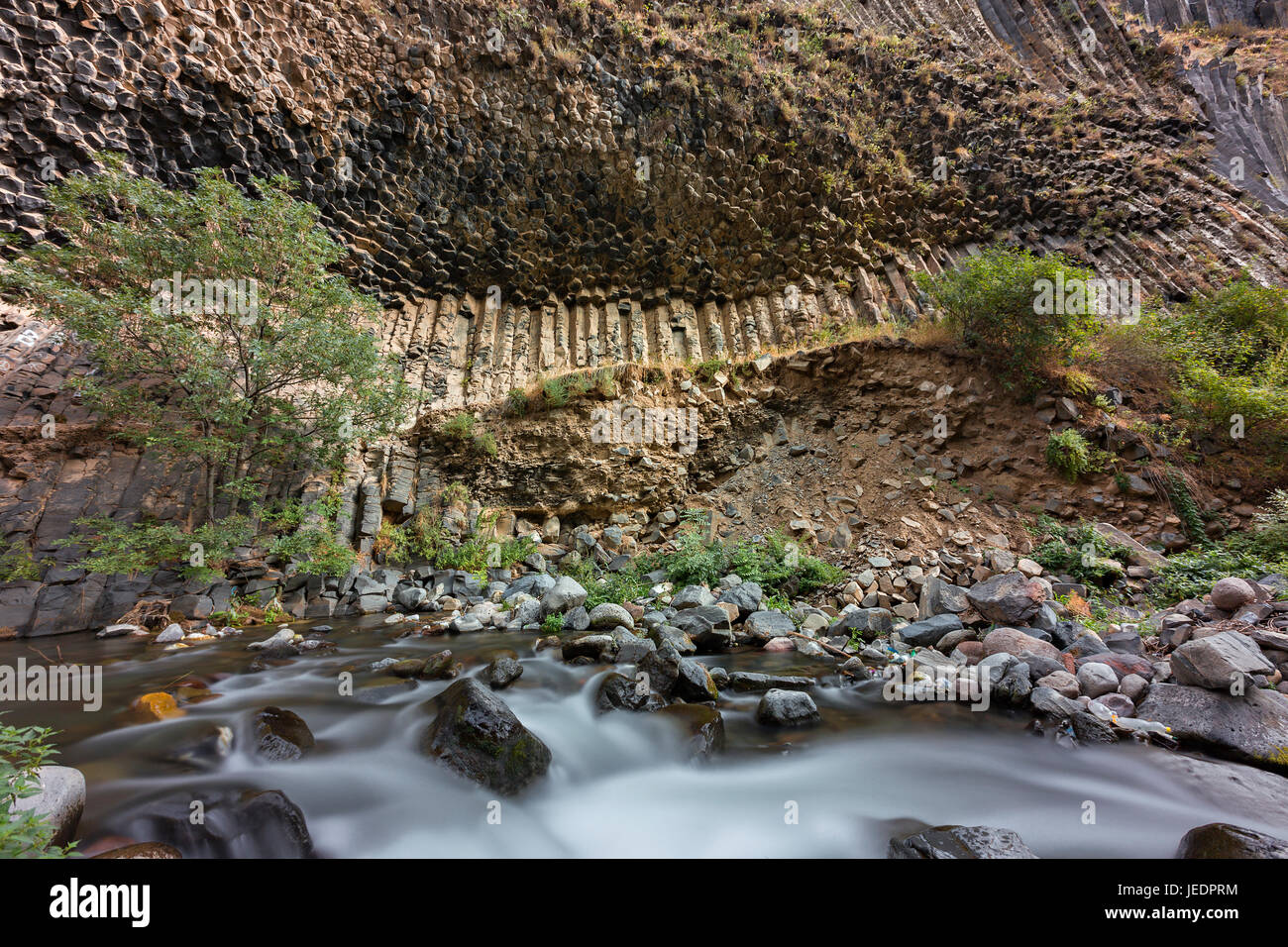 Formaciones de roca basáltica conocida como la Sinfonía de piedras en Armenia. Foto de stock