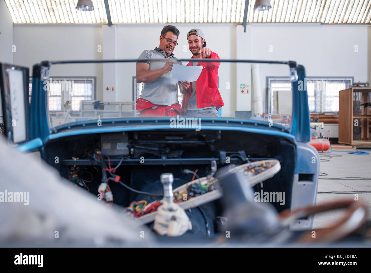 Mecánica la restauración de coches antiguos en el taller Foto de stock