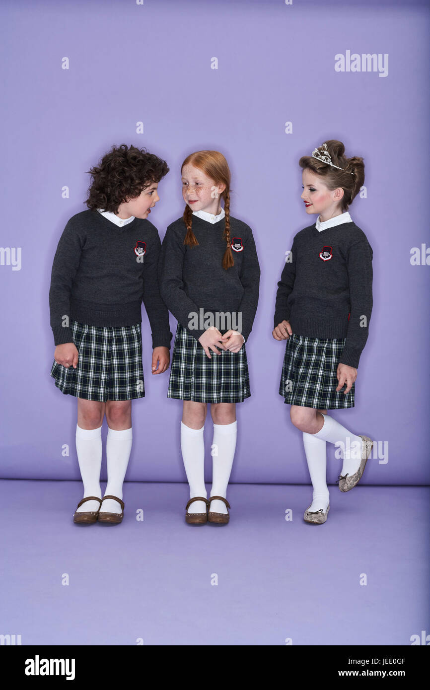 Chicas vistiendo uniformes escolares fotografías e imágenes de alta - Alamy