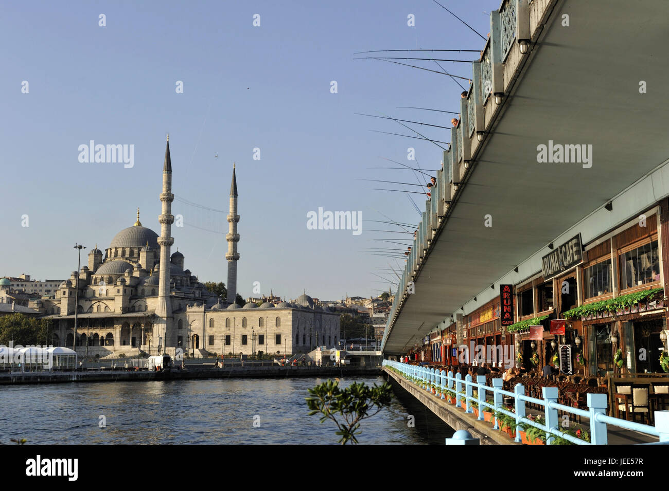 Turquía, Estambul, pescador en el Galatabrücke, Yeni mezquita en el fondo, Foto de stock