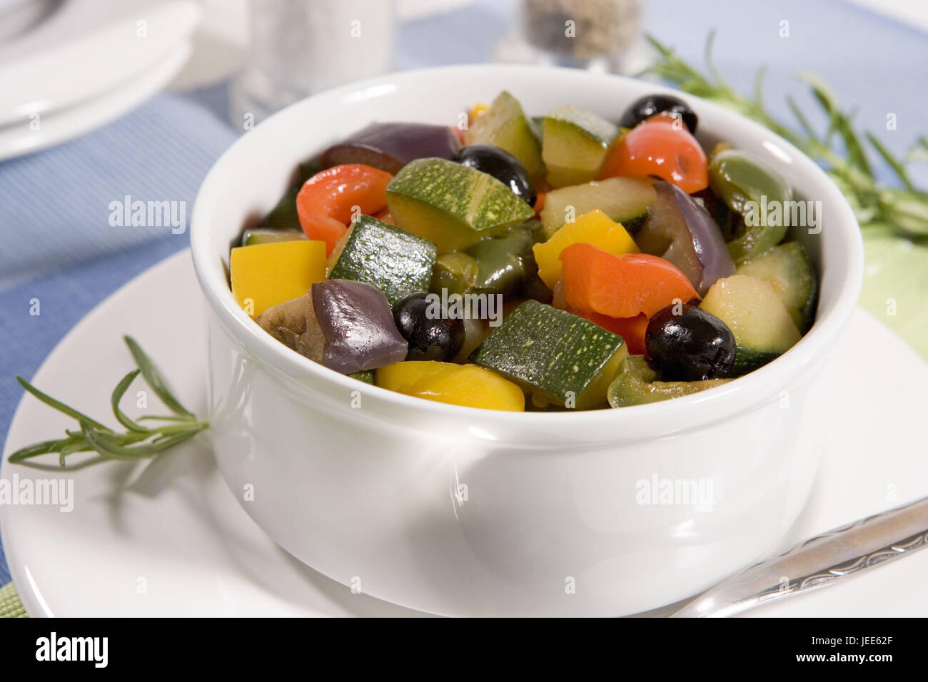 Tazón de sopa, plato de verdura, plato de verdura, pisto, pisto, pisto, calabacines, berenjenas, tomates, el romero, el tomillo, el orégano, los bulbos, las aceitunas, los ajos, el pimentón, el ajo, el tazón, Foto de stock