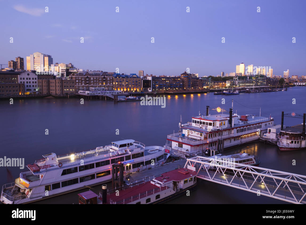 Londres, Inglaterra, el país de dock, dock país horizonte, el Támesis, el anochecer, ciudad, Arquitectura, edificio, rascacielos, rascacielos, edificio de oficinas, centro de negocios, financiero, financieros, Río Cuarto, buques, el tráfico de buques, embarcaderos, noche, luces Foto de stock