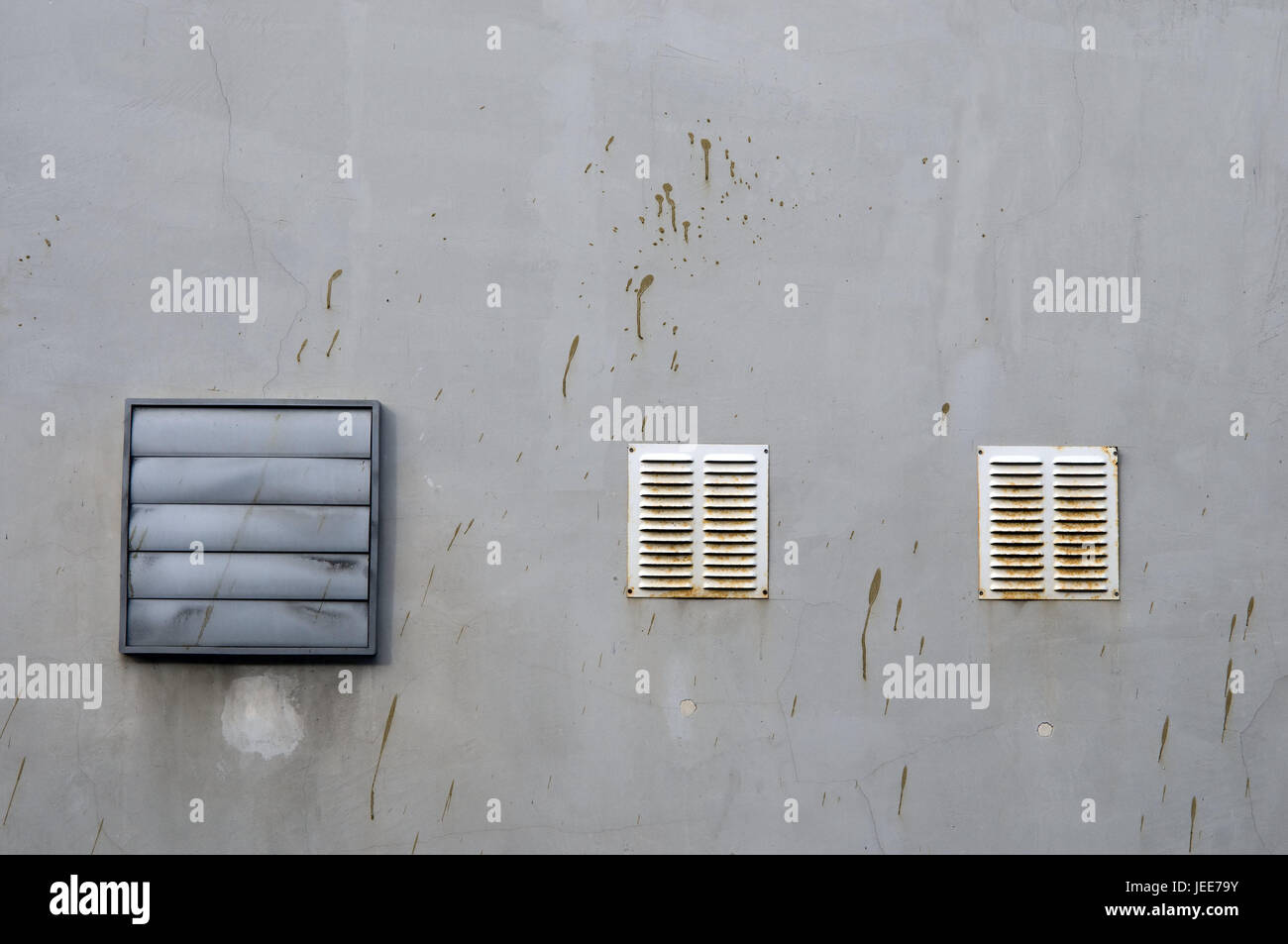 La pared de una casa, ventilación, aire ejes, rusty, dirtily, ranuras, disparar, disparar, orificio exterior, barro, Foto de stock
