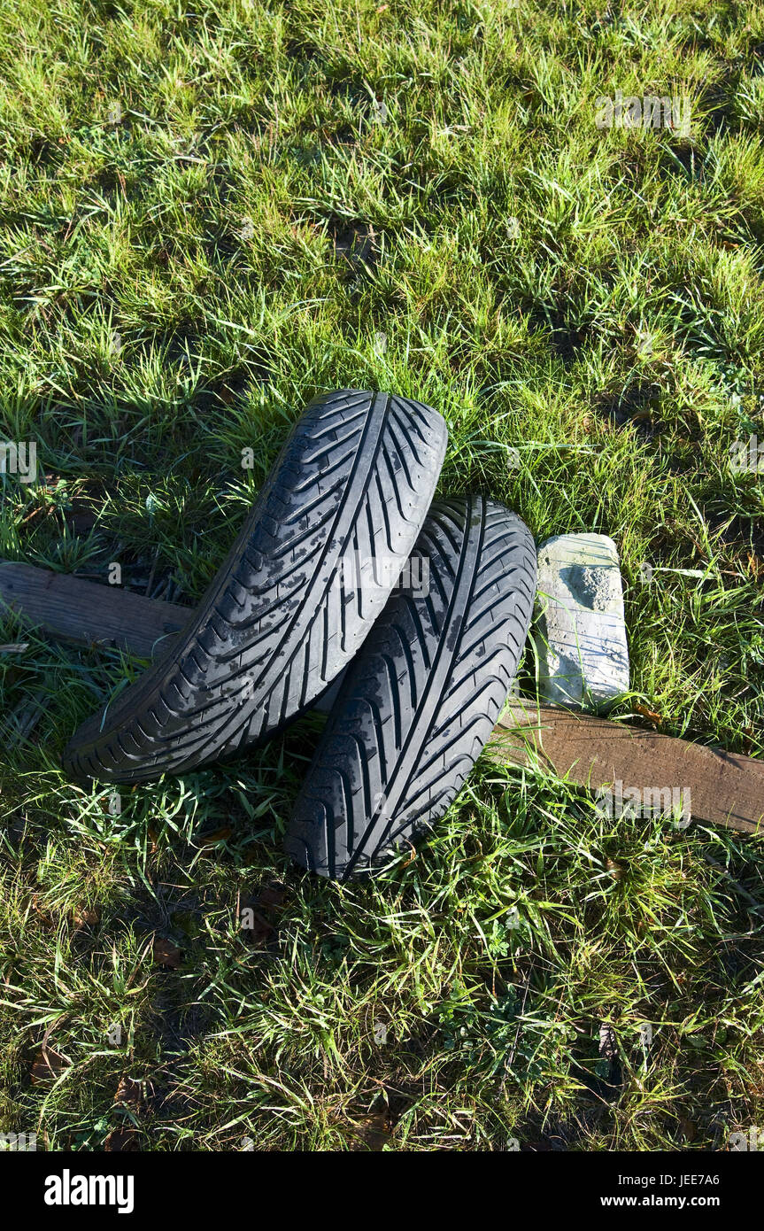 Hierba, neumáticos viejos, Concepción, residuos, pradera, neumáticos elásticos, naturaleza Foto de stock