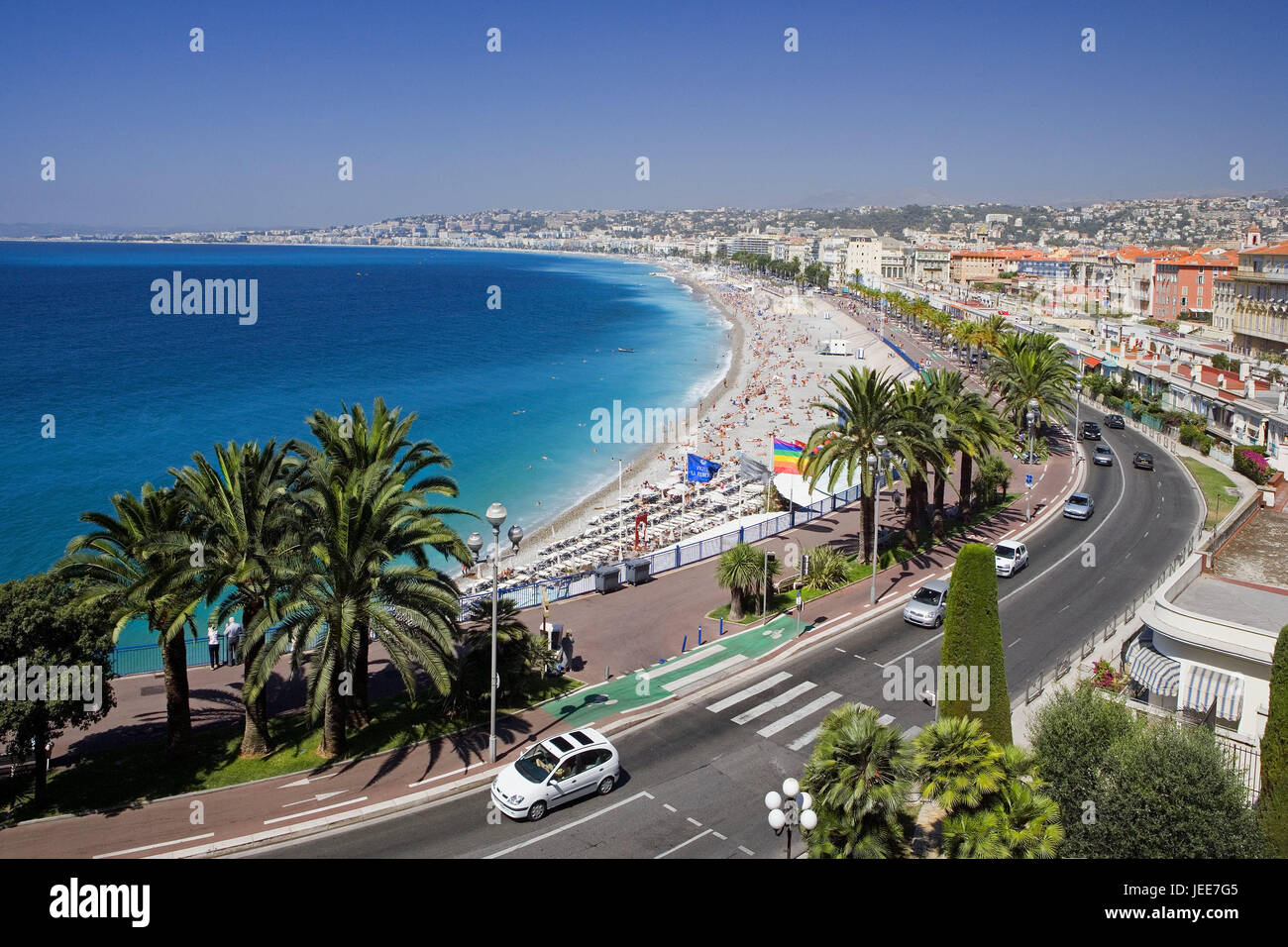 Francia, Provence Cote d'Azur, Niza, ciudad, playa, el sur de Francia, en la costa mediterránea, la playa, los bañistas, la gente, los turistas, el paseo marítimo, el paseo marítimo, la calle, el tráfico, la escena callejera, destino, turismo Foto de stock