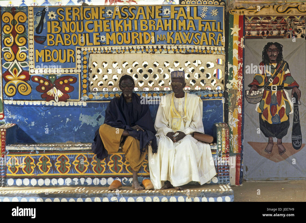 Casa, banco, hombres, ancianos, Marabout, M'Bour, Senegal, Foto de stock
