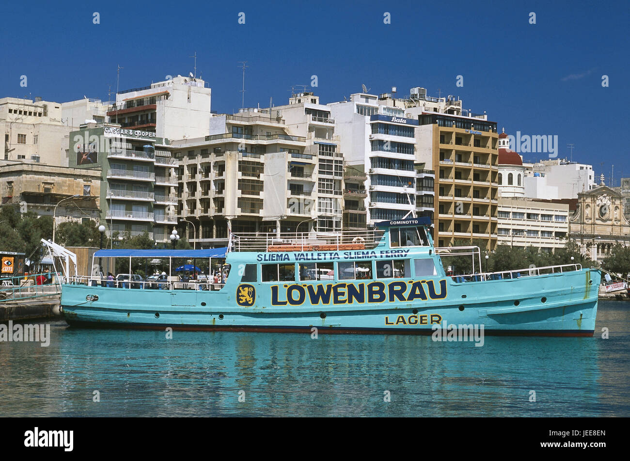 Isla de Malta, Sliema Sliema, bahía Creek, puerto, paseo marítimo, ferry de pasajeros, anuncios de cerveza 'Löwenbräu', sin Pr, islas maltesas, isla del Mediterráneo, la costa, la ciudad, el paseo marítimo, el paseo del banco, embarcadero, el barco, el barco, la publicidad, la marca de cerveza, turquesa, boot, excursión en barco turístico, previsualización de ida y vuelta al puerto, excursión en bote, excursiones, turismo, Foto de stock