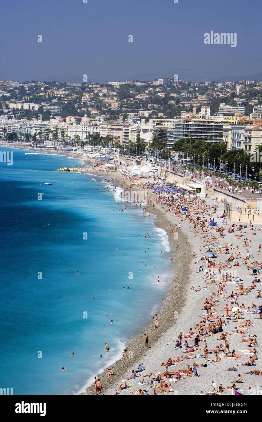 Francia, Provence Cote d'Azur, Niza, ciudad, playa, el sur de Francia, en la costa mediterránea, la playa, los bañistas, personas, turistas, distensión, descanso, baño solar, paseo marítimo, el paseo marítimo, el destino, el turismo, las vacaciones de verano, vacaciones de playa, Foto de stock