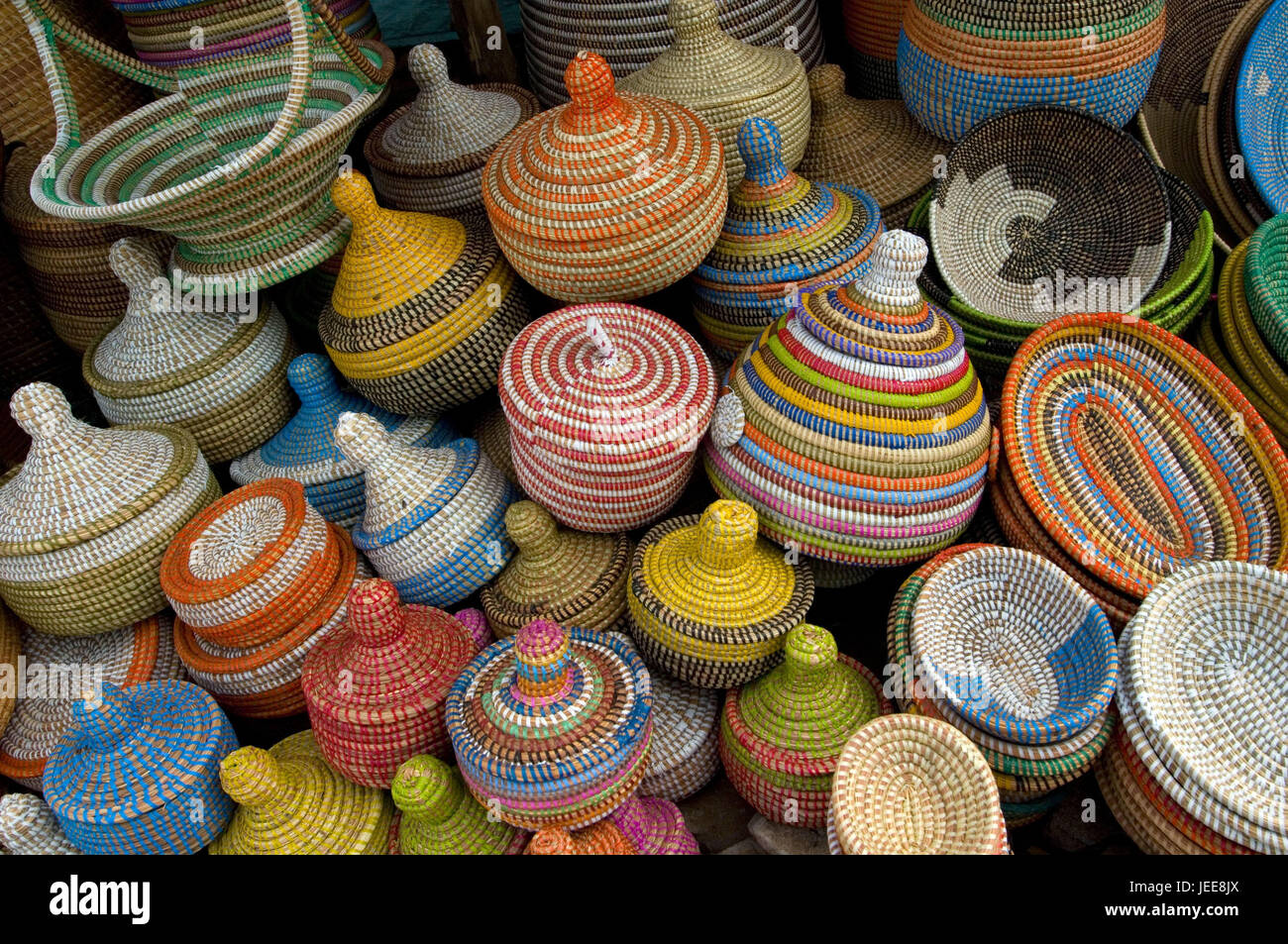 Cestas, retorcido, brillantemente, mercado, Thies, Senegal Fotografía de  stock - Alamy