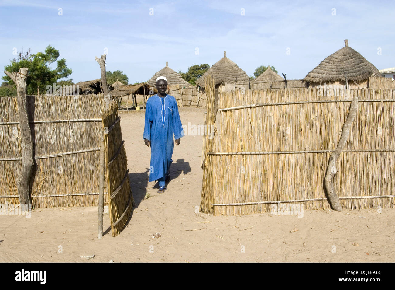 Hombre, puerta, valla, aldea Sipo, Delta de Saloum, Senegal, Foto de stock