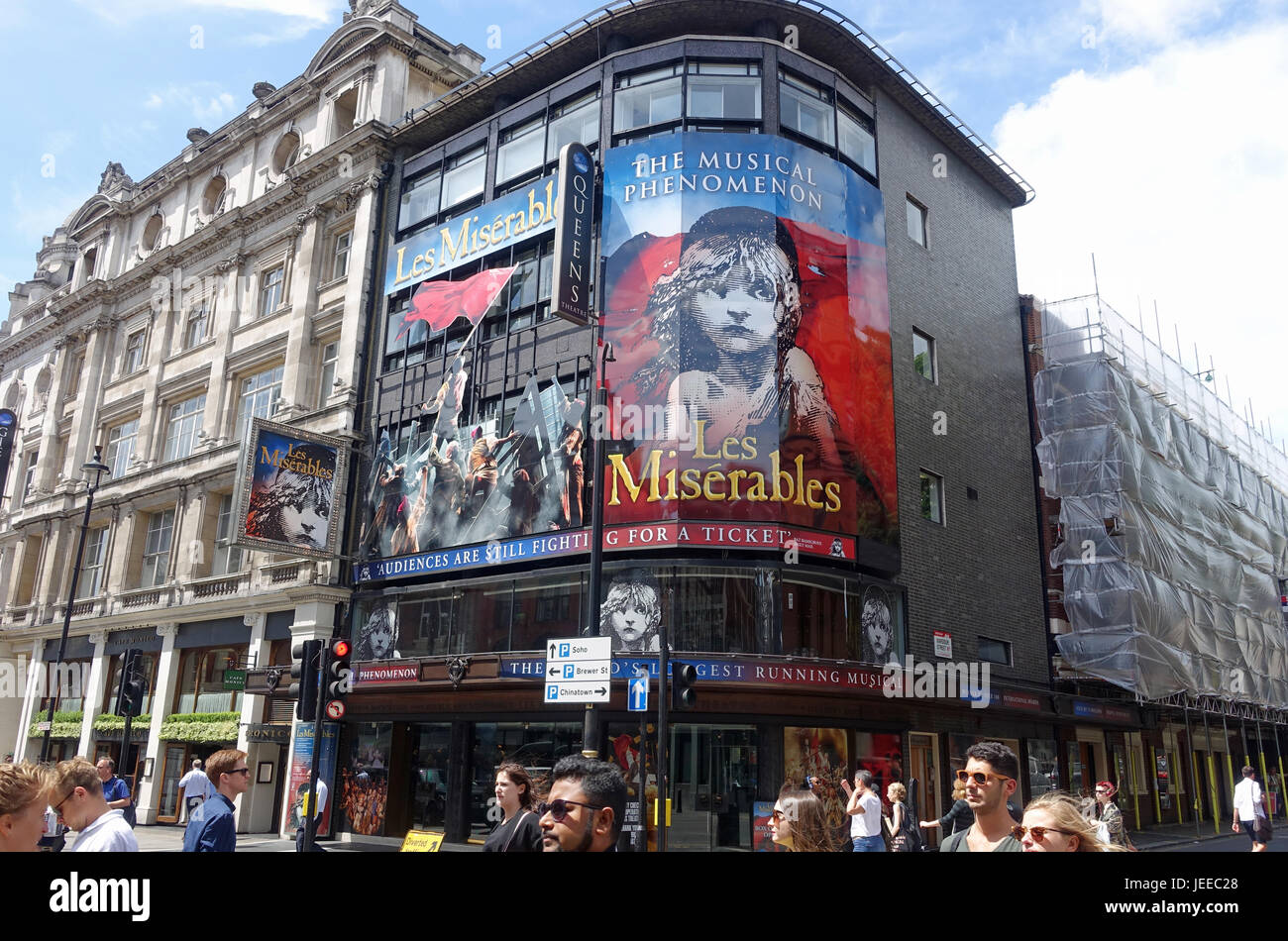 Vista frontal del Teatro Queen's, ahora conocido como el Teatro Sondheim en Shaftesbury Avenue en Londres Foto de stock