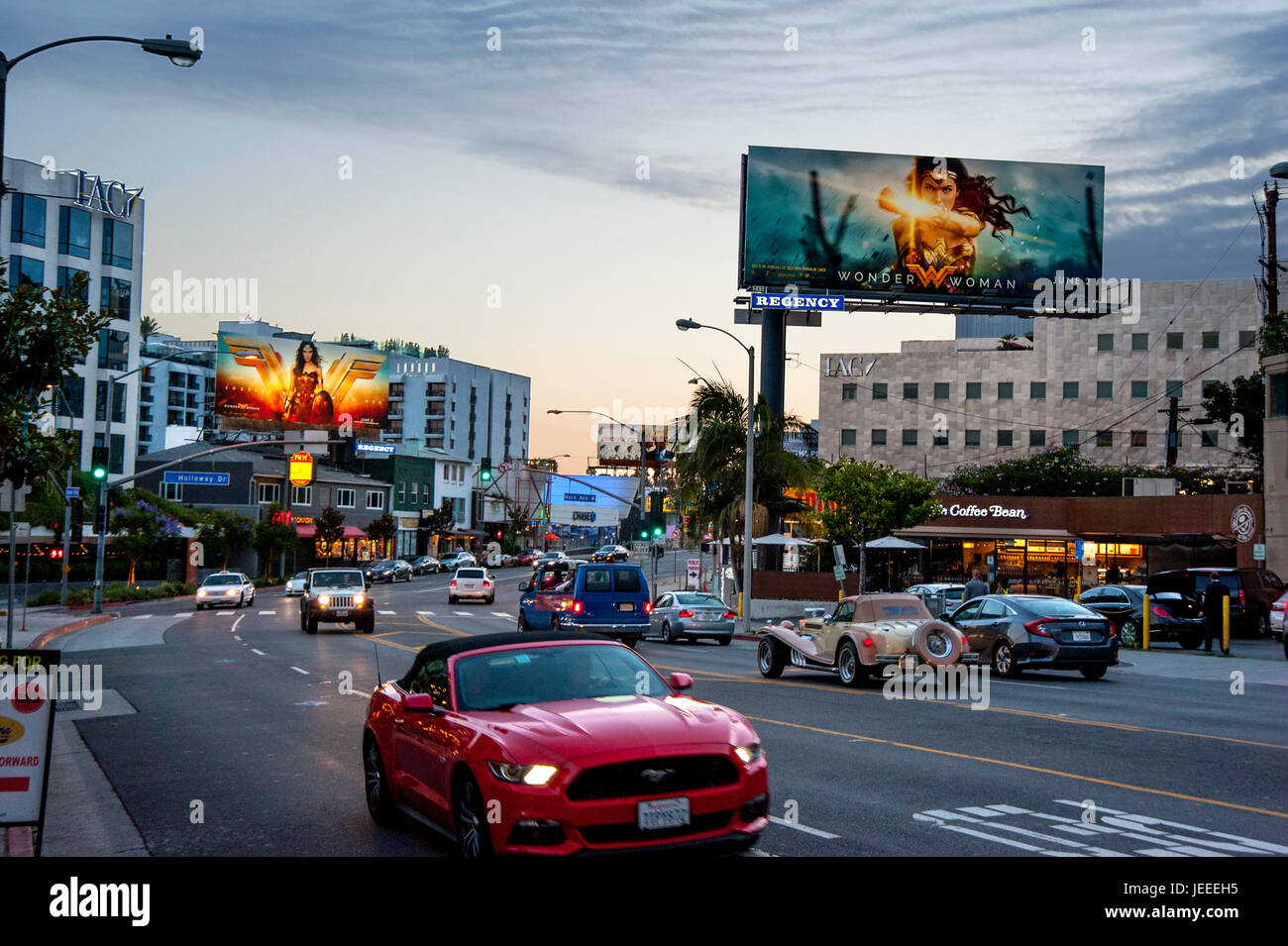 El Sunset Strip al anochecer con iluminados carteles promoviendo la película Wonder Woman en Los Angeles, CA. Foto de stock