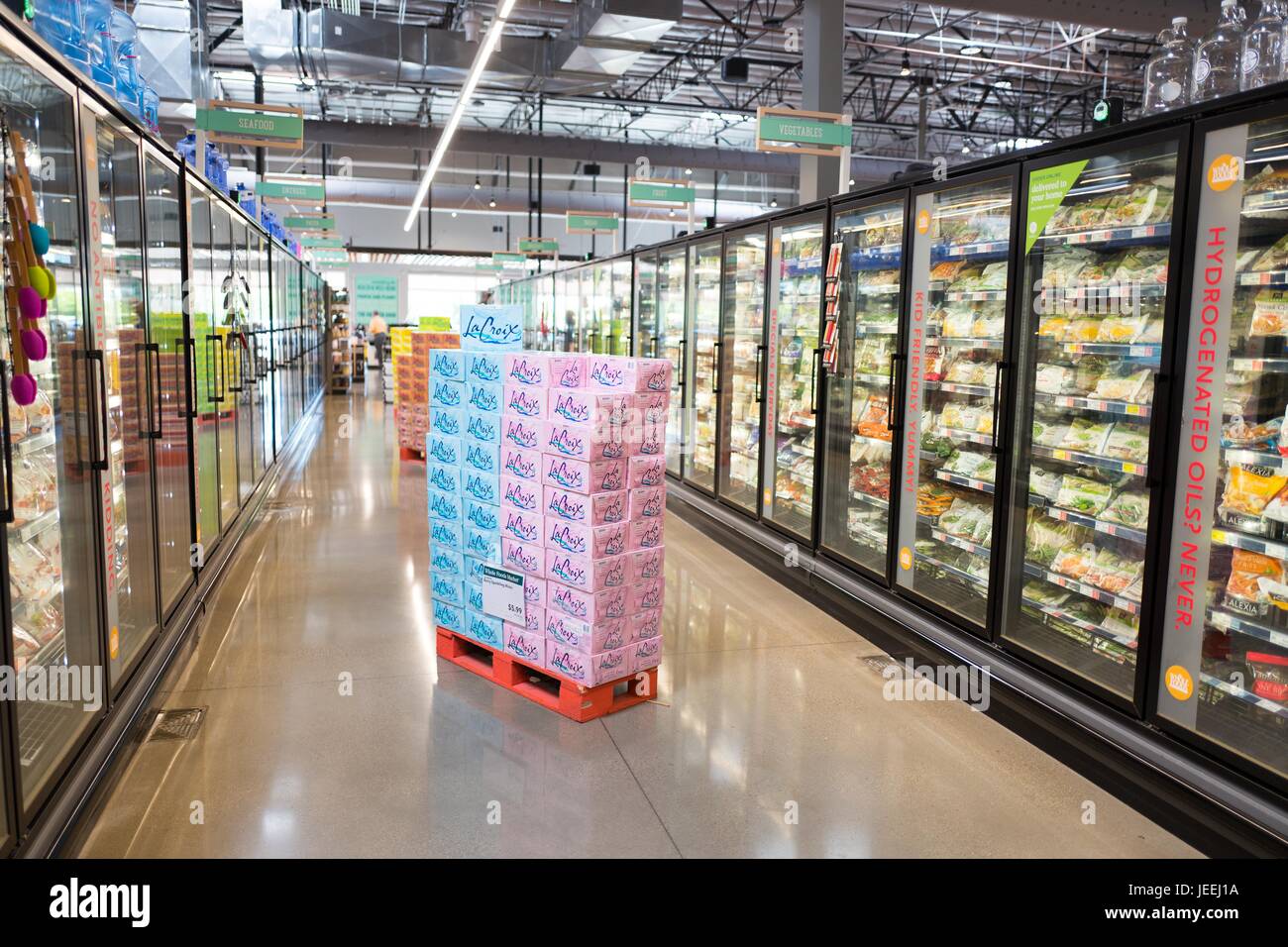 Bebidas y Alimentos refrigerados están en exhibición en el supermercado Whole Foods Market en Dublin, California, 16 de junio de 2017. Foto de stock