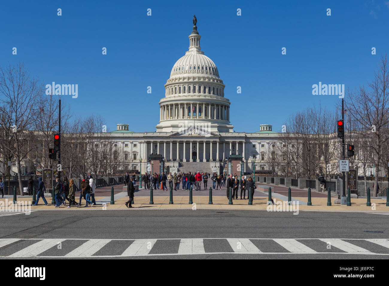 Los turistas y visitantes en la parte frontal del Capitolio en Washington, DC. Foto de stock