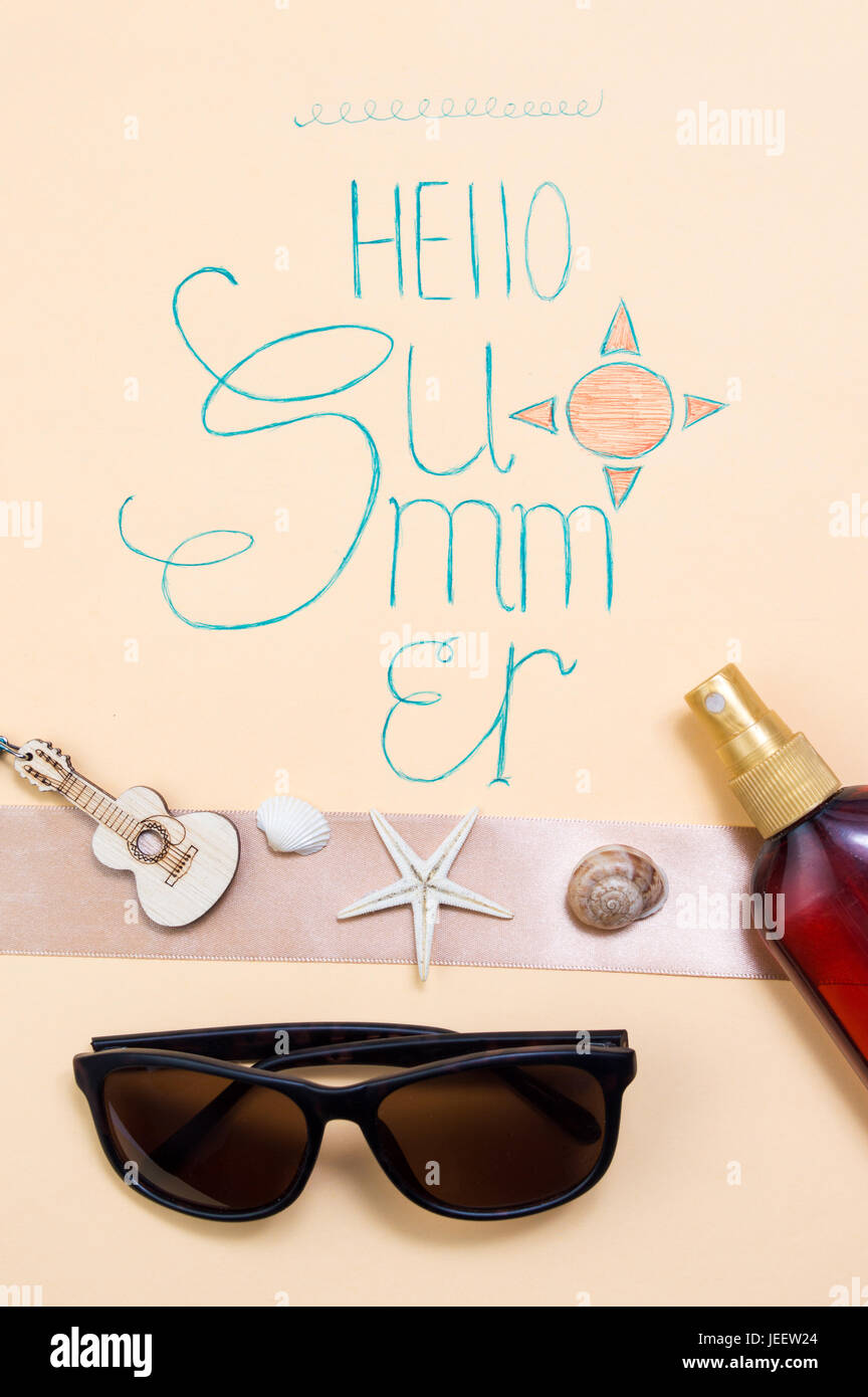 Hola Verano tarjeta caligrafía manuscrita con accesorios de temporada Foto de stock