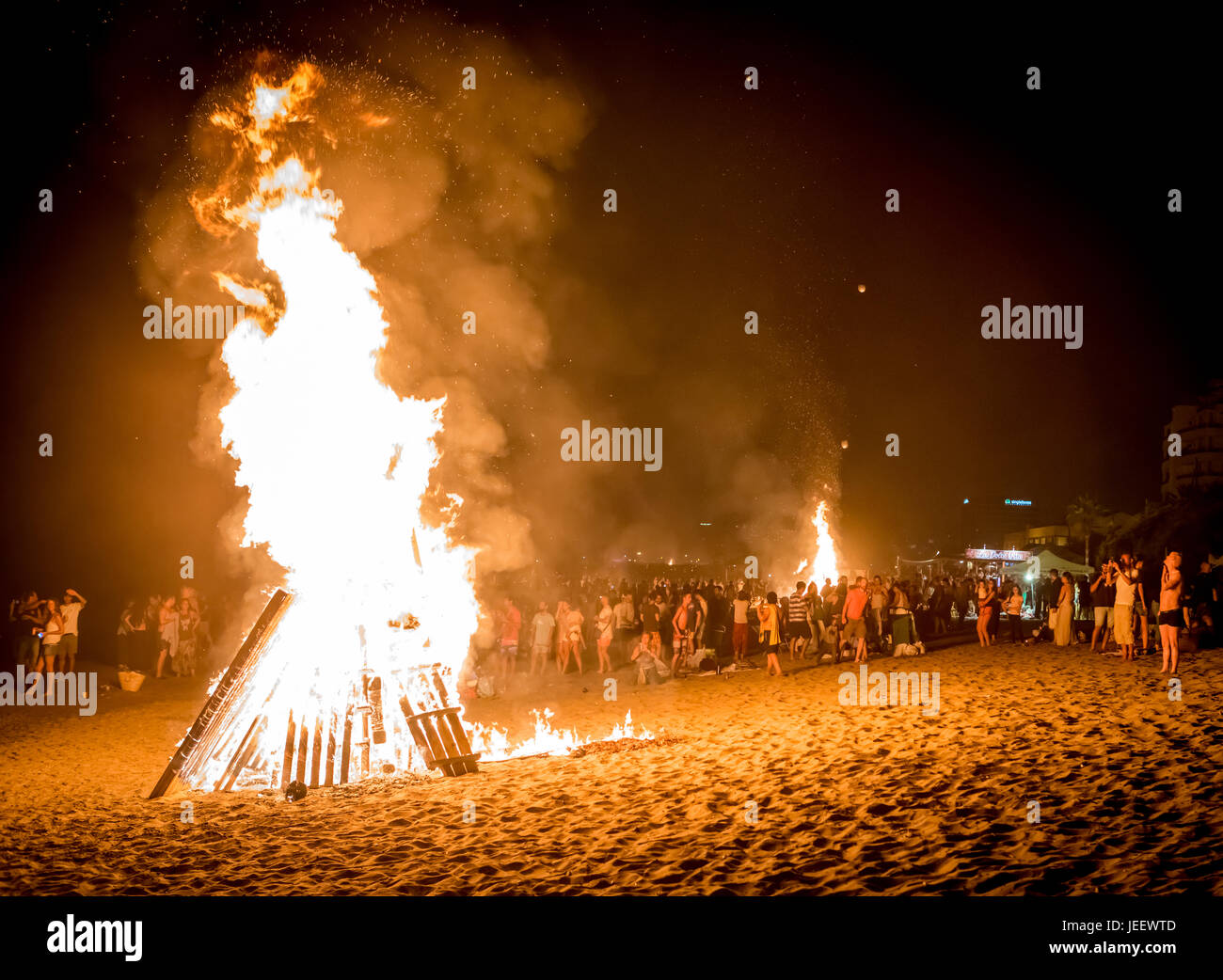 MARBELLA, España - Junio 23, 2017: Celebración de San Juan en playa en Marbella, Costa del Sol, España. Se encienden hogueras y Flaming linternas liberados a Fotografía stock - Alamy