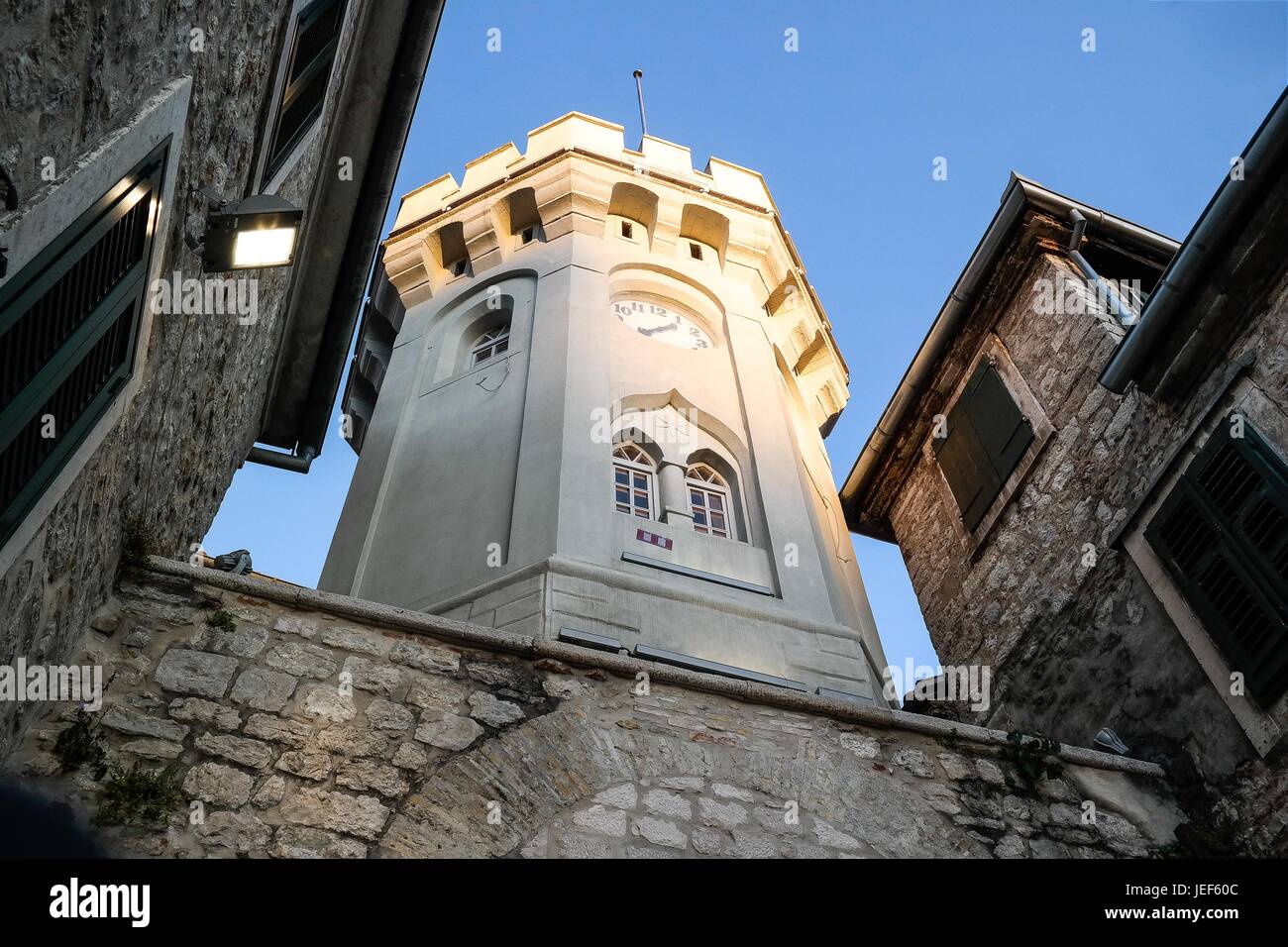 La torre del reloj y puerta en Herceg Novi Foto de stock