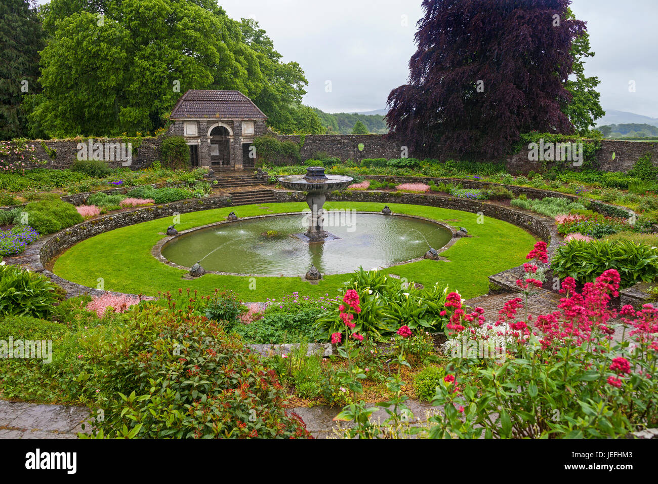 Heywood Gardens en un día lluvioso; húmedo diseñado por el famoso arquitecto Sir Edwin Lutyens, Ballinakill, Condado de Laois, Irlanda Foto de stock