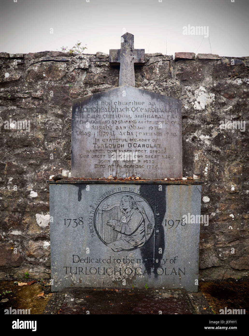 La tumba de Turlough O'Carolan, (1670 - 1738) El arpista ciego en el cementerio cerca de Ballyfarnon Kilronan, Condado de Roscommon, en Irlanda. Foto de stock